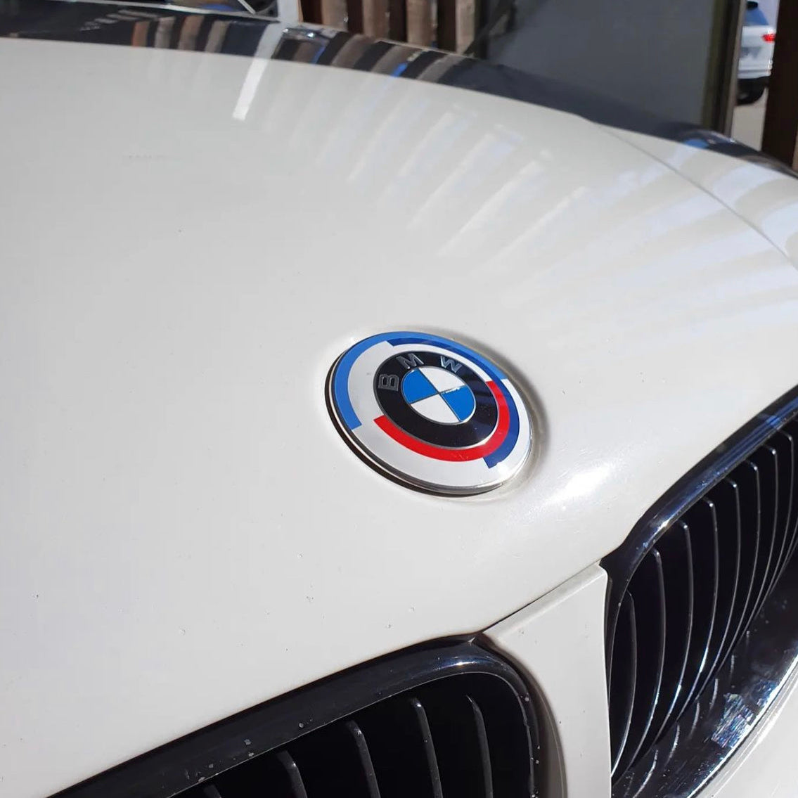 BMW Embléma 50 éves Jubileumi kiadás (82, 74 mm) - bömös.hu