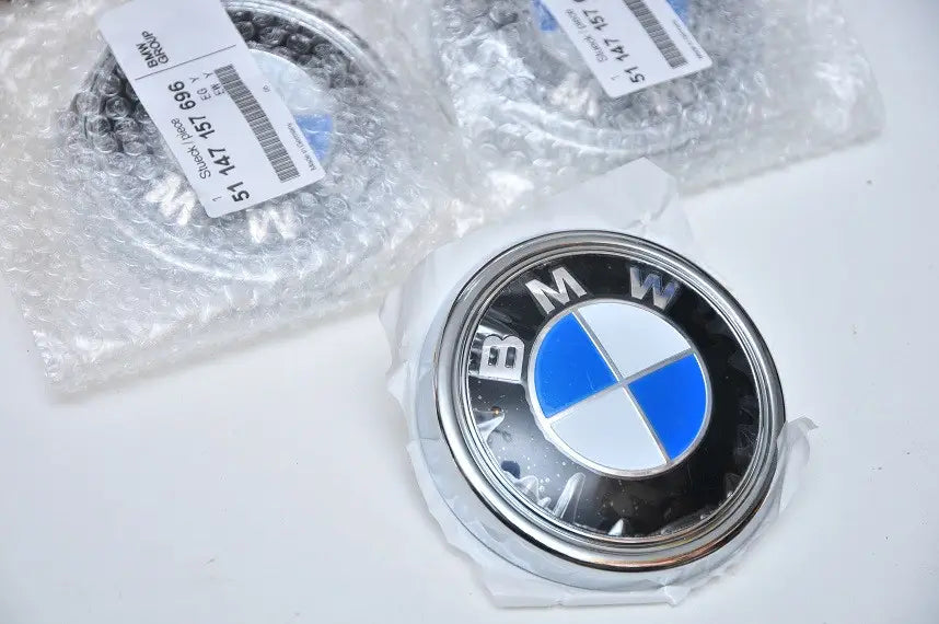 BMW E70 X5 csomagtartó embléma 51147157696 - bömös.hu