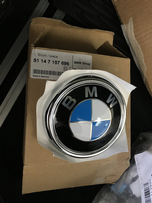BMW E70 X5 csomagtartó embléma 51147157696 - bömös.hu