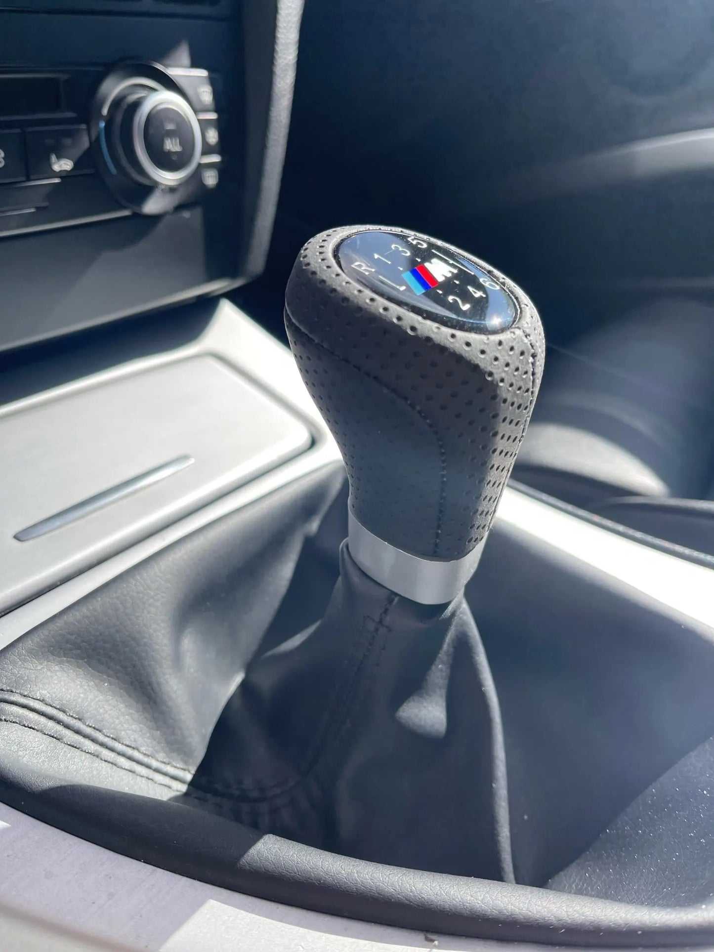 Bőr Váltógomb 5-ös & 6-os váltóhoz E36 E46 E39 E46 E60 E61 E90 E91 E92 E93 E82 E83 E87 F10 F11 - bömös.hu