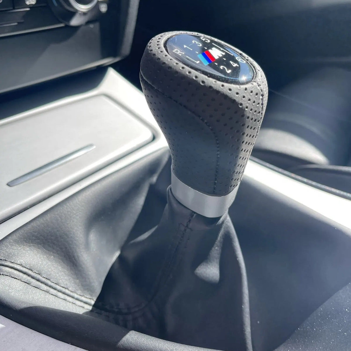Bőr Váltógomb 5-ös & 6-os váltóhoz E36 E46 E39 E46 E60 E61 E90 E91 E92 E93 E82 E83 E87 F10 F11 - bömös.hu